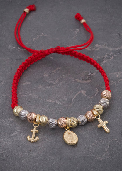 Pulsera en hilo rojo con bolas diamantadas y dijes 2.7gr / Tres Oros (Joya) M