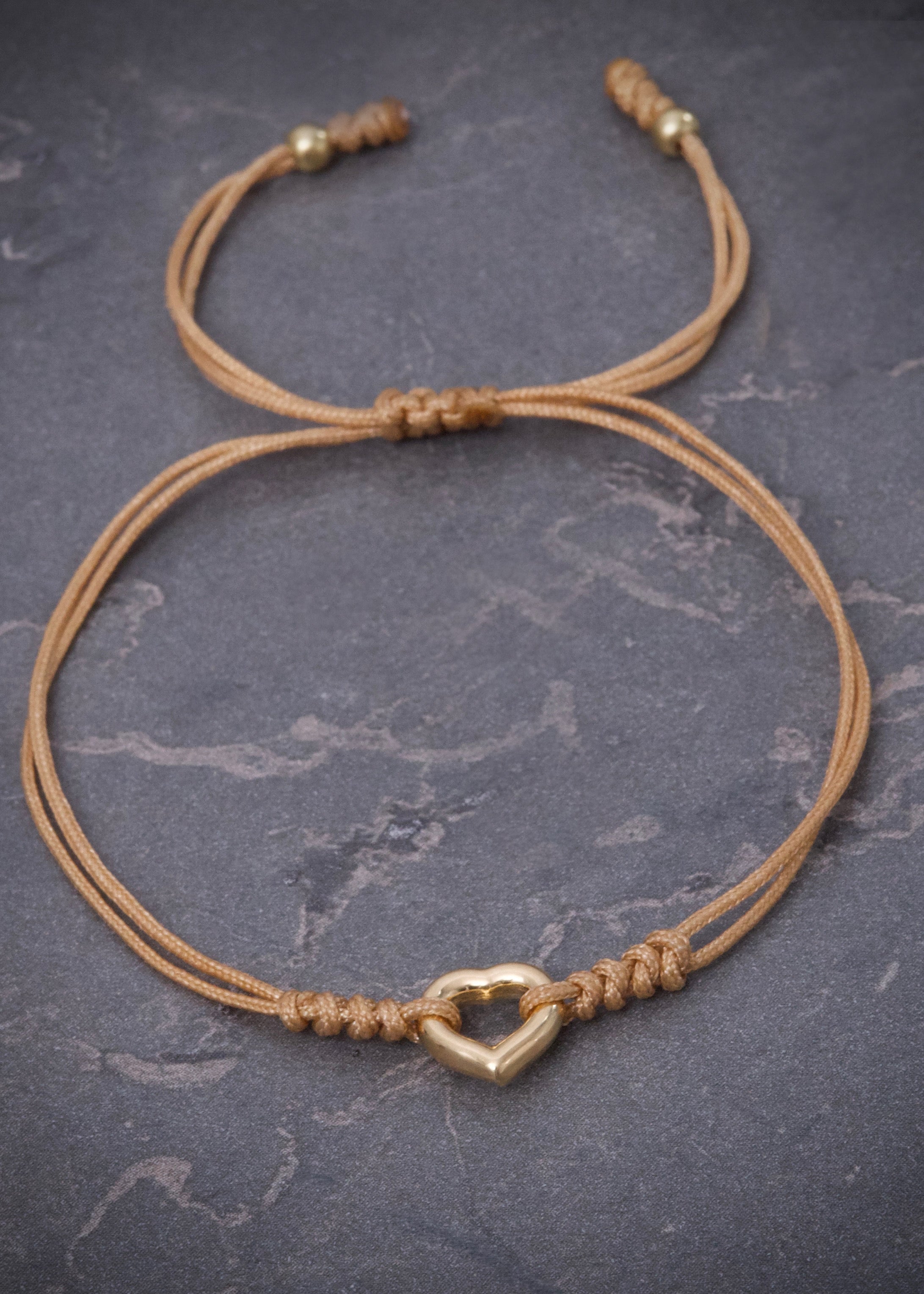 Pulsera hilo beige con herraje corazon 0.4gr / Oro Amarillo (Joya) M