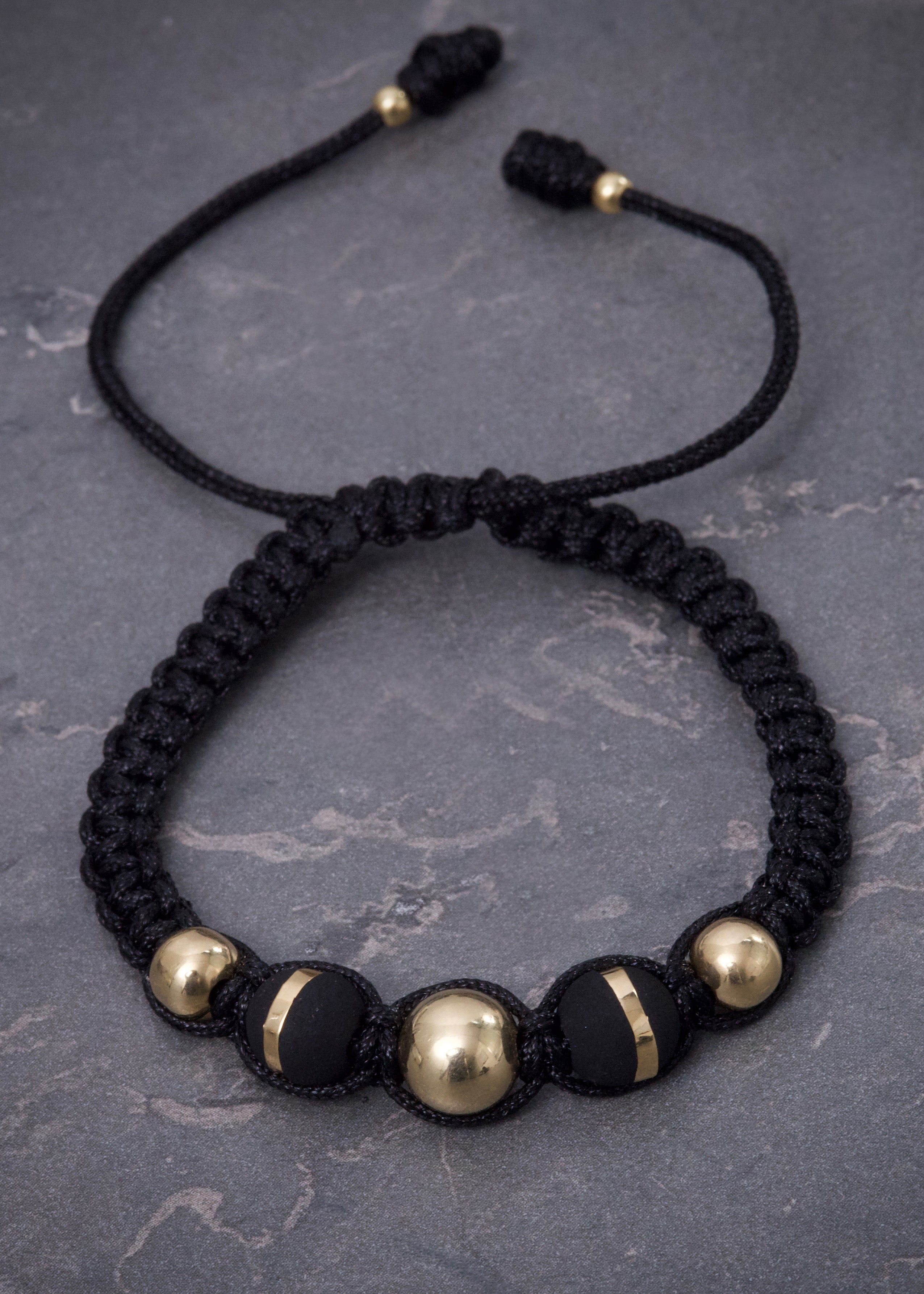 Pulsera en hilo negro con bolas lisas y neoros 0.8gr / Oro Amarillo (Joya) M