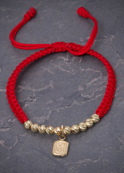 Pulsera en hilo rojo con dije y bolas diamantadas 1.15gr / Oro Amarillo (Joya) M
