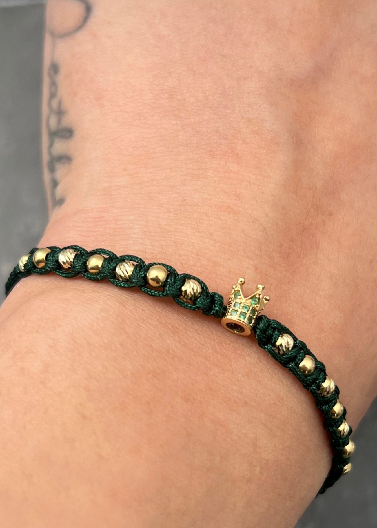 Pulsera en hilo verde con herraje de corona 1.3gr / Oro Amarillo (Joya) M