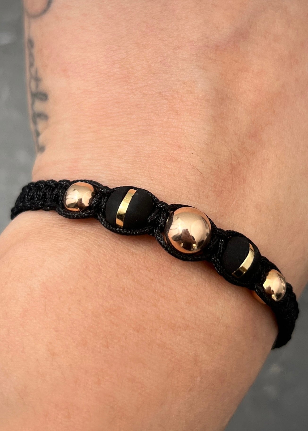 Pulsera en hilo negro con neoros y bolas lisas 0.8gr / Dos Oros (Joya) M