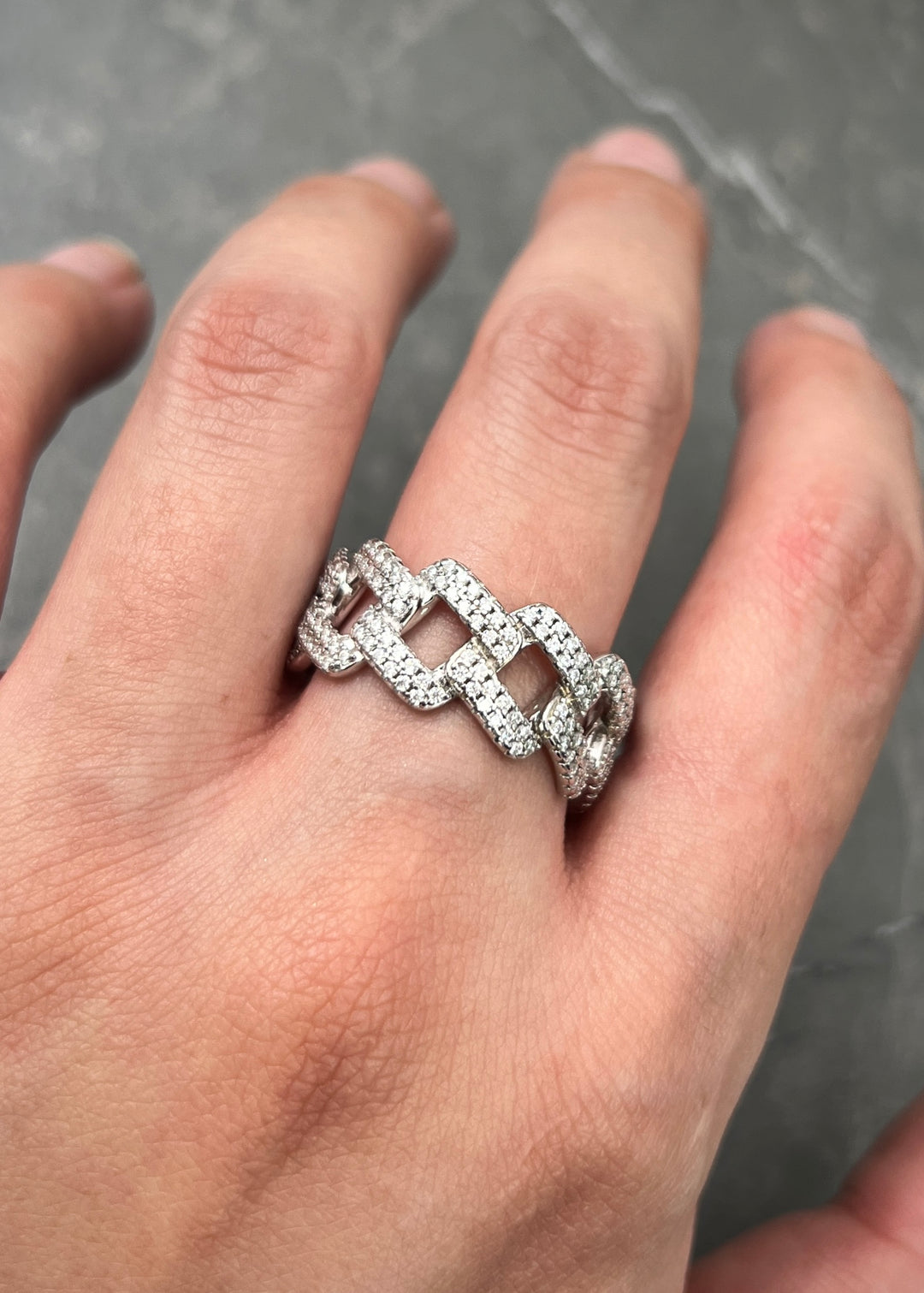 Anillo dubai con 140pts de moissanita 7.05gr / Talla 9 1/2  — Plata