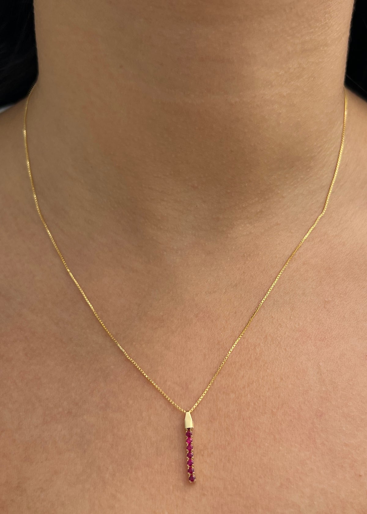 Dije con Swarovski Fucsia 0.25gr / 1.9cm / 1.8mm — Oro Amarillo