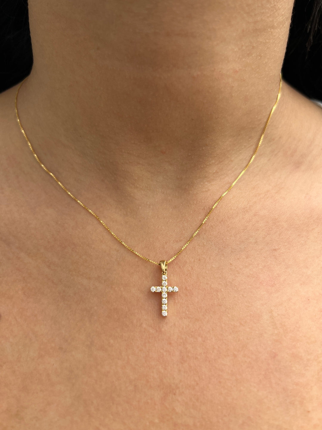 Dije Cruz con 22pts de Diamantes 1.1gr / 1.9cm / 9.5mm — Oro Amarillo