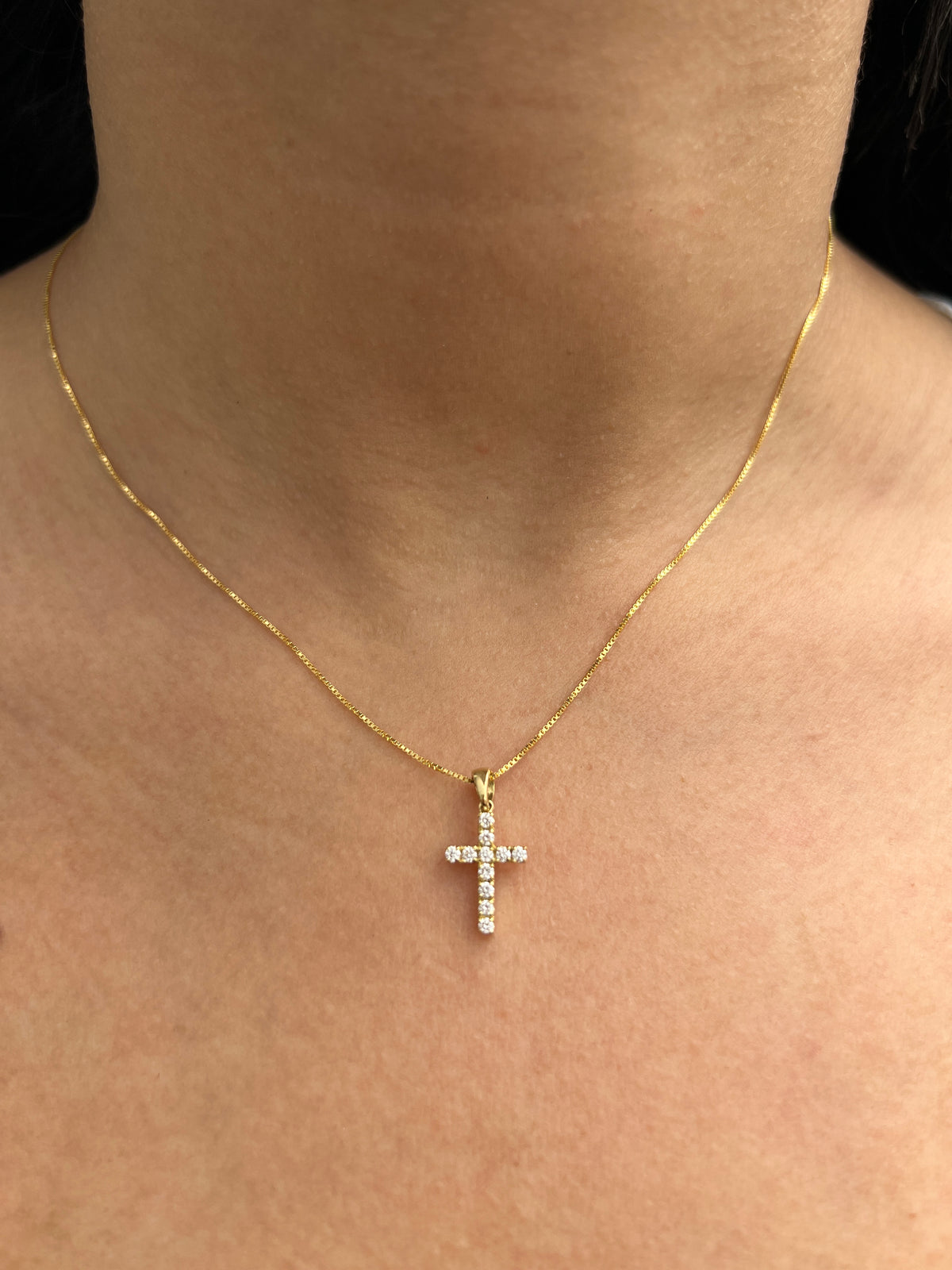 Dije Cruz con 22pts de Diamantes 1.1gr / 1.9cm / 9.5mm — Oro Amarillo
