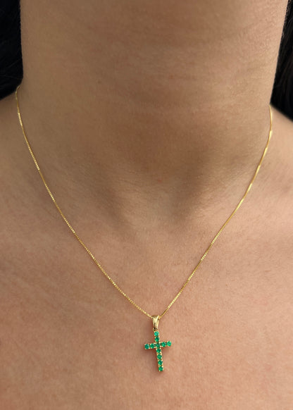 Dije Cruz con 21pts de Esmeralda 1.1gr / 1.9cm / 9.5mm — Oro Amarillo