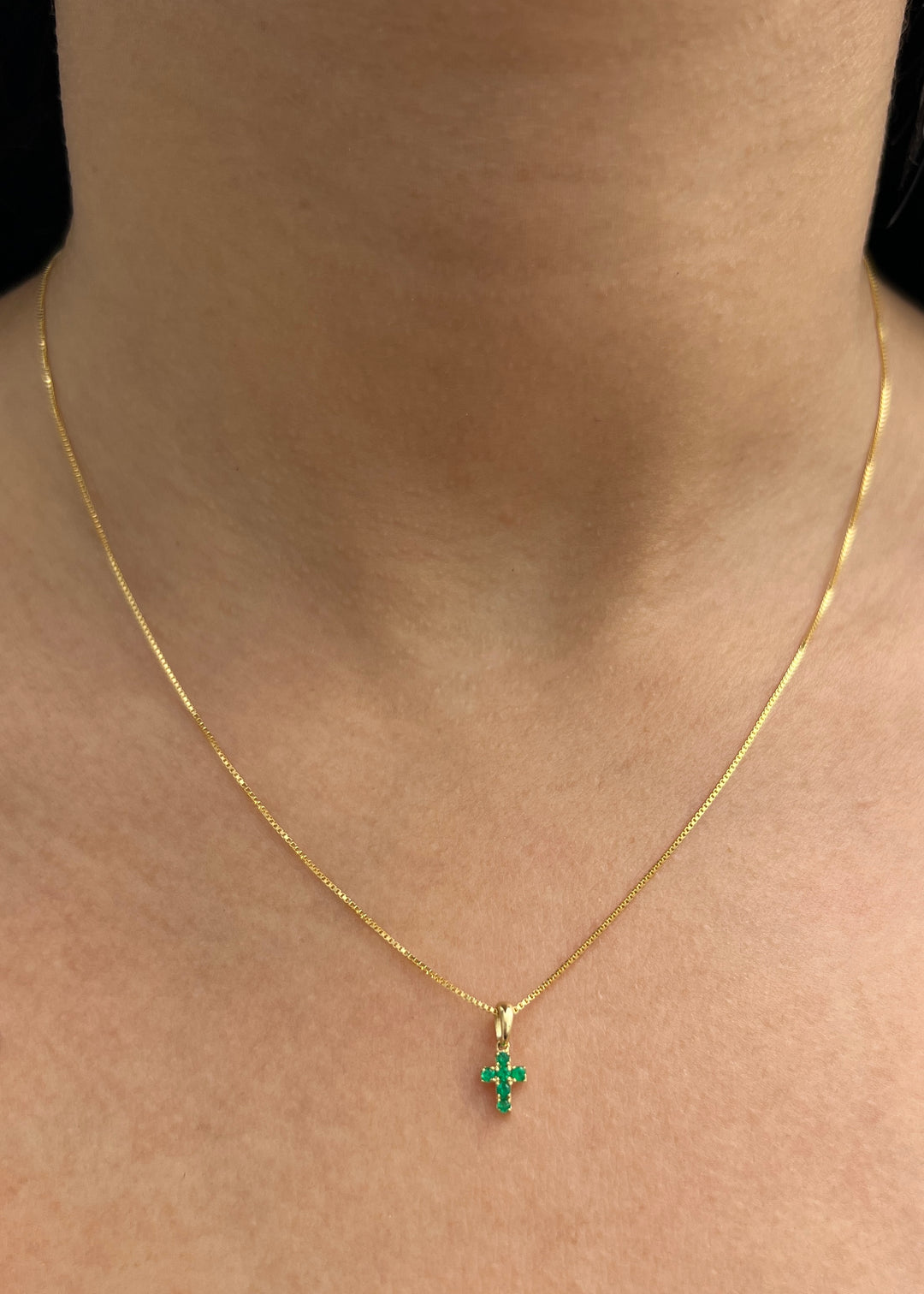 Dije Cruz con 9pts de Esmeralda 0.4gr / 1cm / 4.9mm — Oro Amarillo