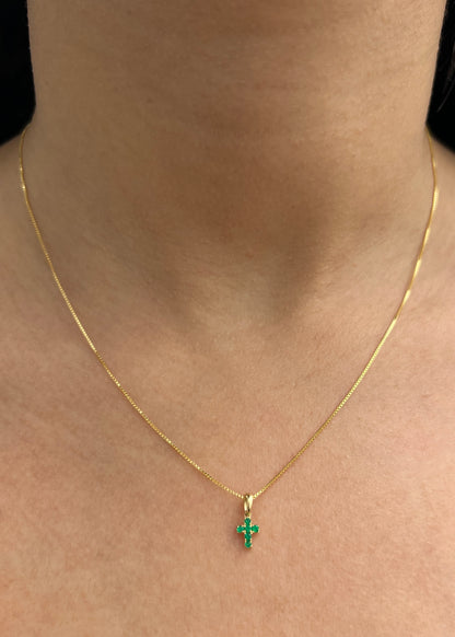 Dije Cruz con 9pts de Esmeralda 0.4gr / 1cm / 4.9mm — Oro Amarillo