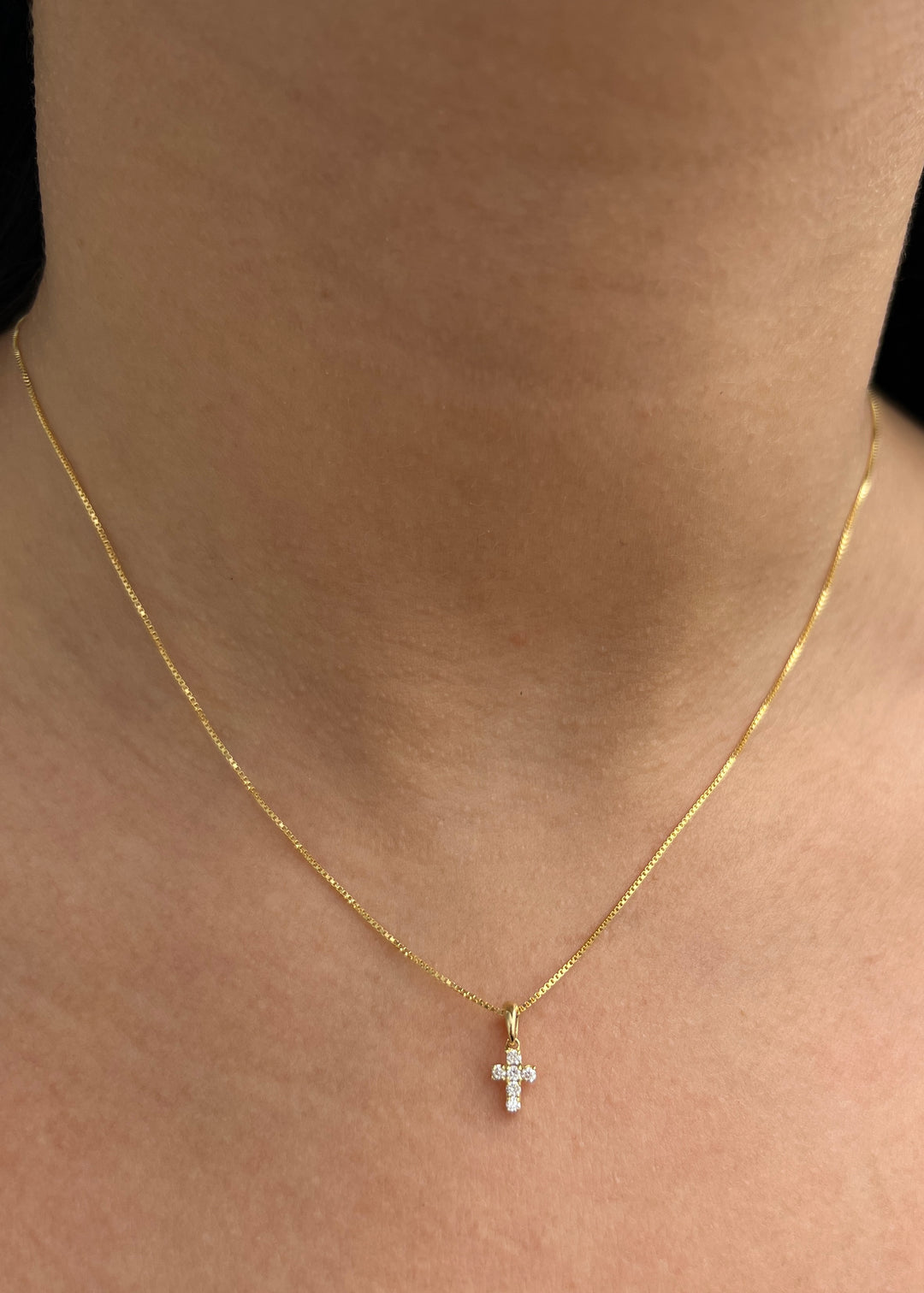 Dije Cruz con 9pts de Diamantes 0.4gr / 1cm / 4.8mm — Oro Amarillo