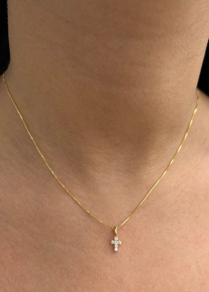 Dije Cruz con 9pts de Diamantes 0.4gr / 1cm / 4.9mm — Oro Amarillo