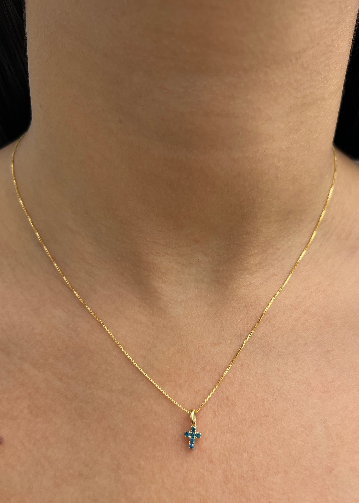 Dije Cruz con 9pts de Diamante Azul 0.4gr / 1cm / 4.9mm — Oro Amarillo