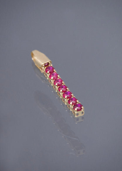 Dije con Swarovski Fucsia 0.25gr / 1.9cm / 1.8mm — Oro Amarillo