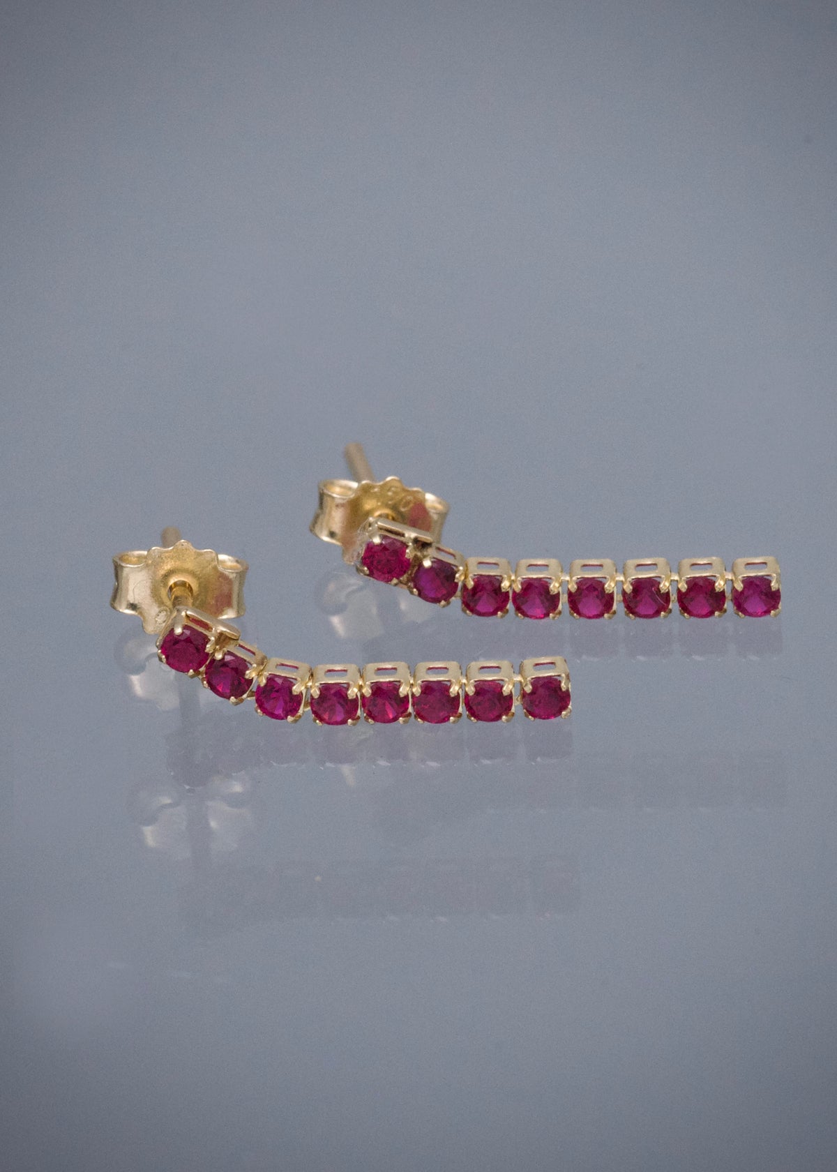 Topos con Swarovski Fucsia 0.8gr / 1.6cm / 1.8mm — Oro Amarillo