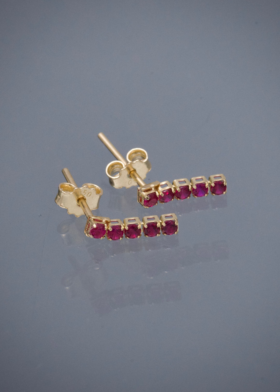 Topos con Swarovski Fucsia 0.65gr / 1cm / 1.8mm — Oro Amarillo