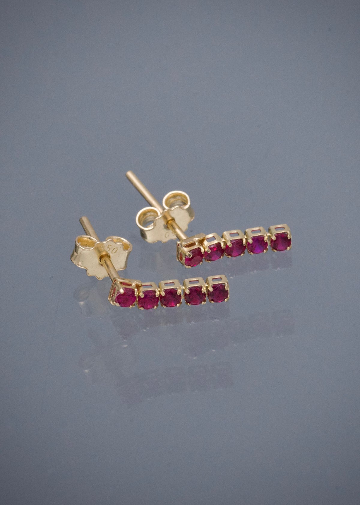 Topos con Swarovski Fucsia 0.7gr / 1cm / 1.8mm — Oro Amarillo