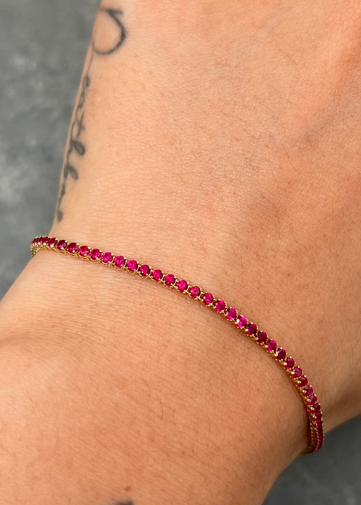 Pulso Tenis con Swarovski Fucsia 2.3gr / 18cm / 1.8mm — Oro Amarillo