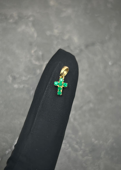 Dije Cruz con 9pts de Esmeralda 0.4gr / 1cm / 4.9mm — Oro Amarillo