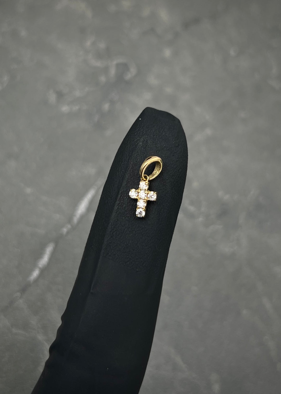 Dije Cruz con 9pts de Diamantes 0.4gr / 1cm / 4.8mm — Oro Amarillo