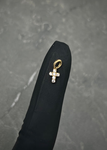 Dije Cruz con 9pts de Diamantes 0.4gr / 1cm / 4.9mm — Oro Amarillo