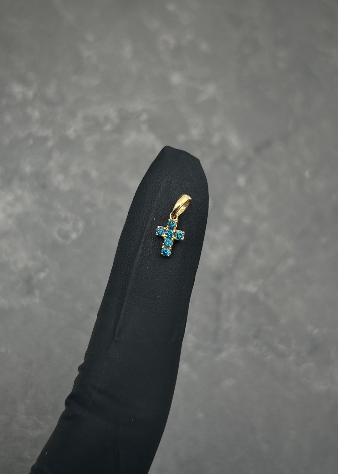 Dije Cruz con 9pts de Diamante Azul 0.4gr / 1cm / 4.9mm — Oro Amarillo