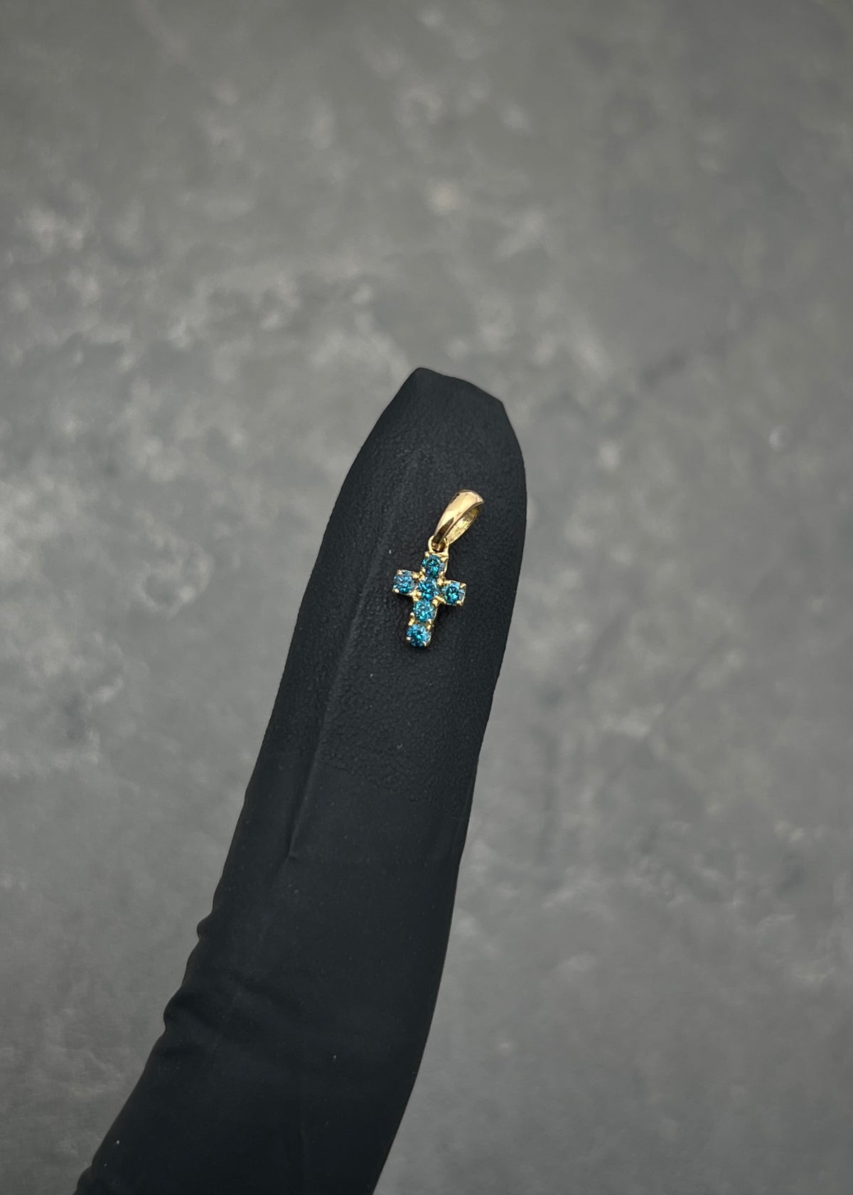 Dije Cruz con 9pts de Diamante Azul 0.4gr / 1cm / 4.9mm — Oro Amarillo