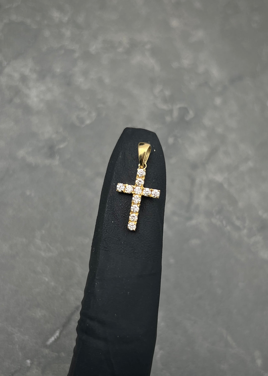 Dije Cruz con 22pts de Diamantes 1.1gr / 1.9cm / 9.5mm — Oro Amarillo