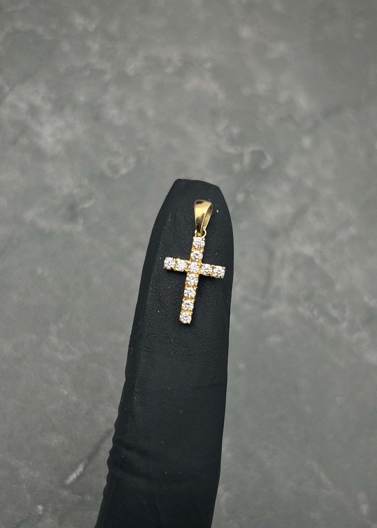 Dije Cruz con 22pts de Diamantes 1.1gr / 1.9cm / 9.5mm — Oro Amarillo