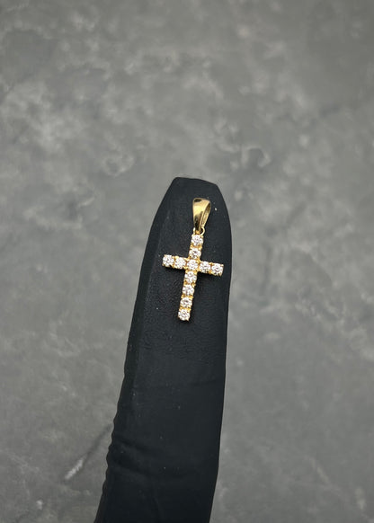 Dije Cruz con 22pts de Diamantes 1.1gr / 1.9cm / 9.5mm — Oro Amarillo