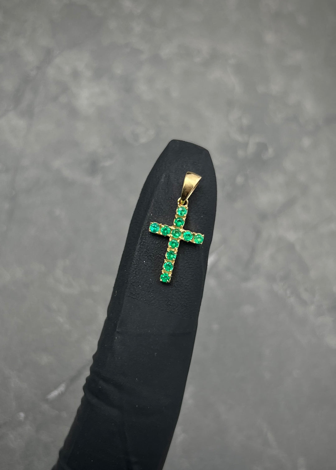 Dije Cruz con 21pts de Esmeralda 1.1gr / 1.9cm / 9.5mm — Oro Amarillo