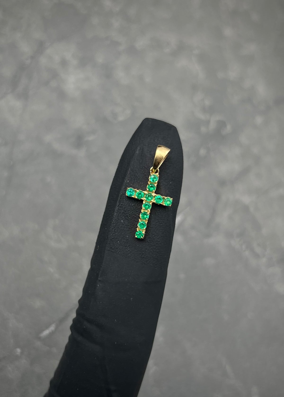 Dije Cruz con 21pts de Esmeralda 1.1gr / 1.9cm / 9.5mm — Oro Amarillo