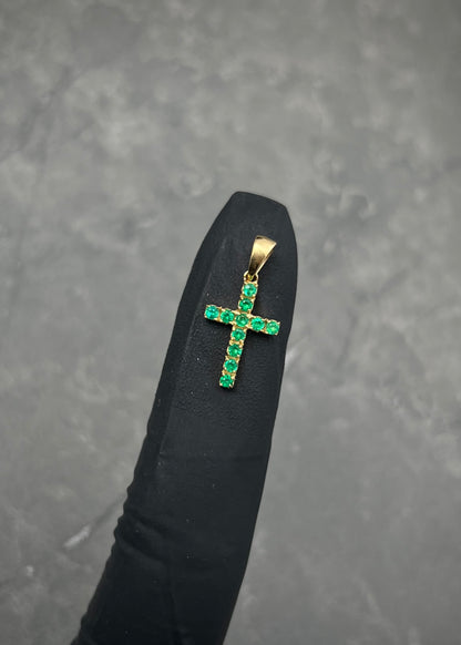 Dije Cruz con 21pts de Esmeralda 1.1gr / 1.9cm / 9.5mm — Oro Amarillo