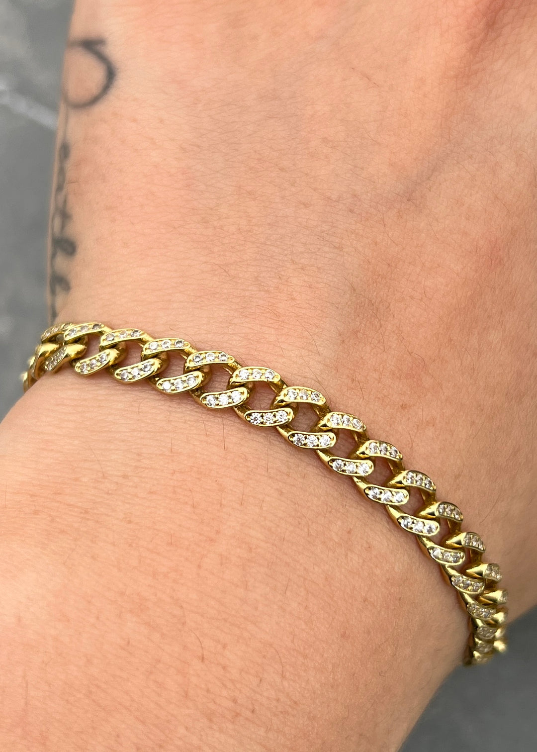 Pulso Cubano con Swarovski Blanco 11.25gr / 19.5cm / 5.9mm — Oro Amarillo