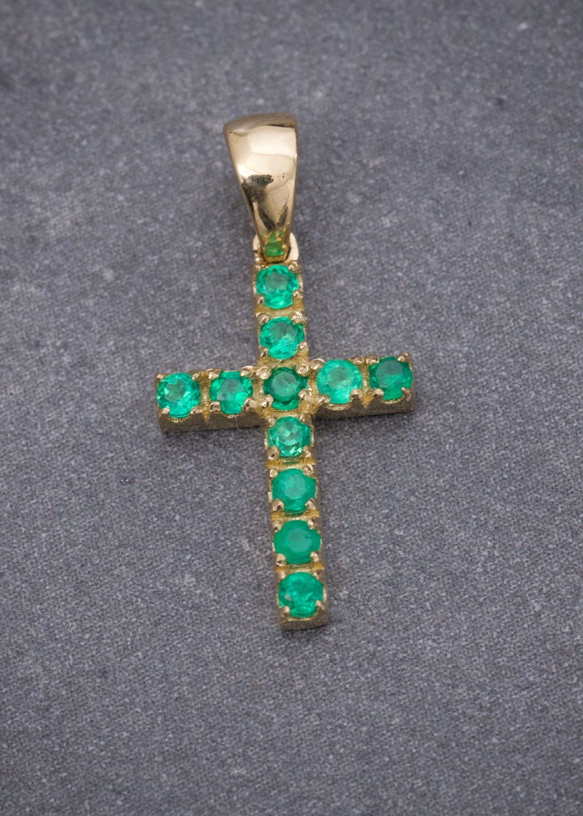 Dije Cruz con 21pts de Esmeralda 1.1gr / 1.9cm / 9.5mm — Oro Amarillo