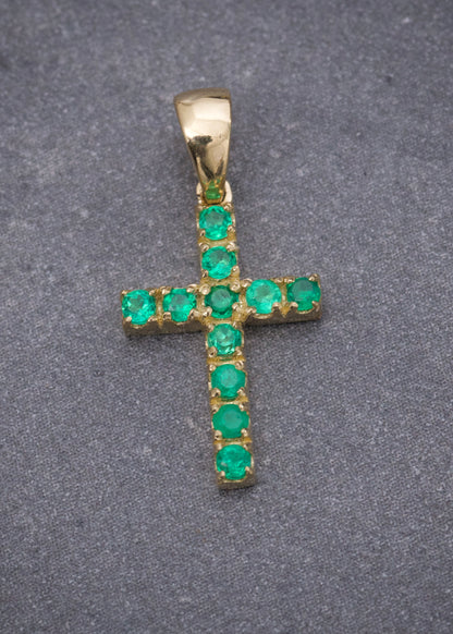 Dije Cruz con 21pts de Esmeralda 1.1gr / 1.9cm / 9.5mm — Oro Amarillo