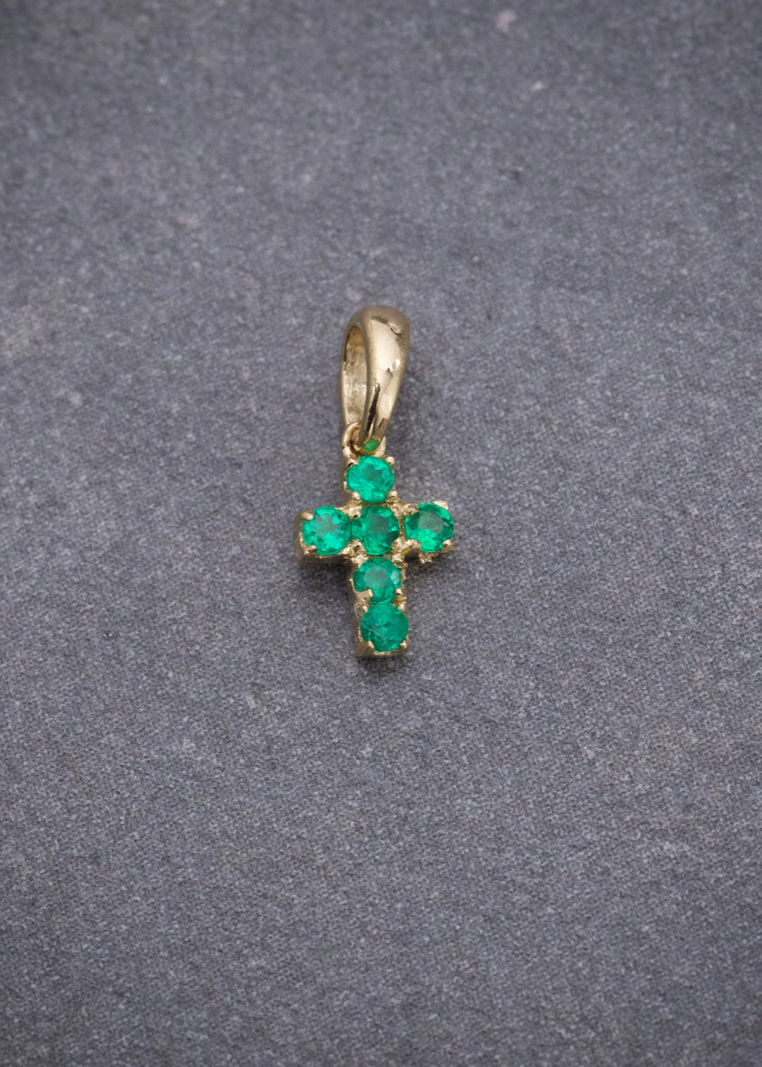 Dije Cruz con 9pts de Esmeralda 0.4gr / 1cm / 4.9mm — Oro Amarillo