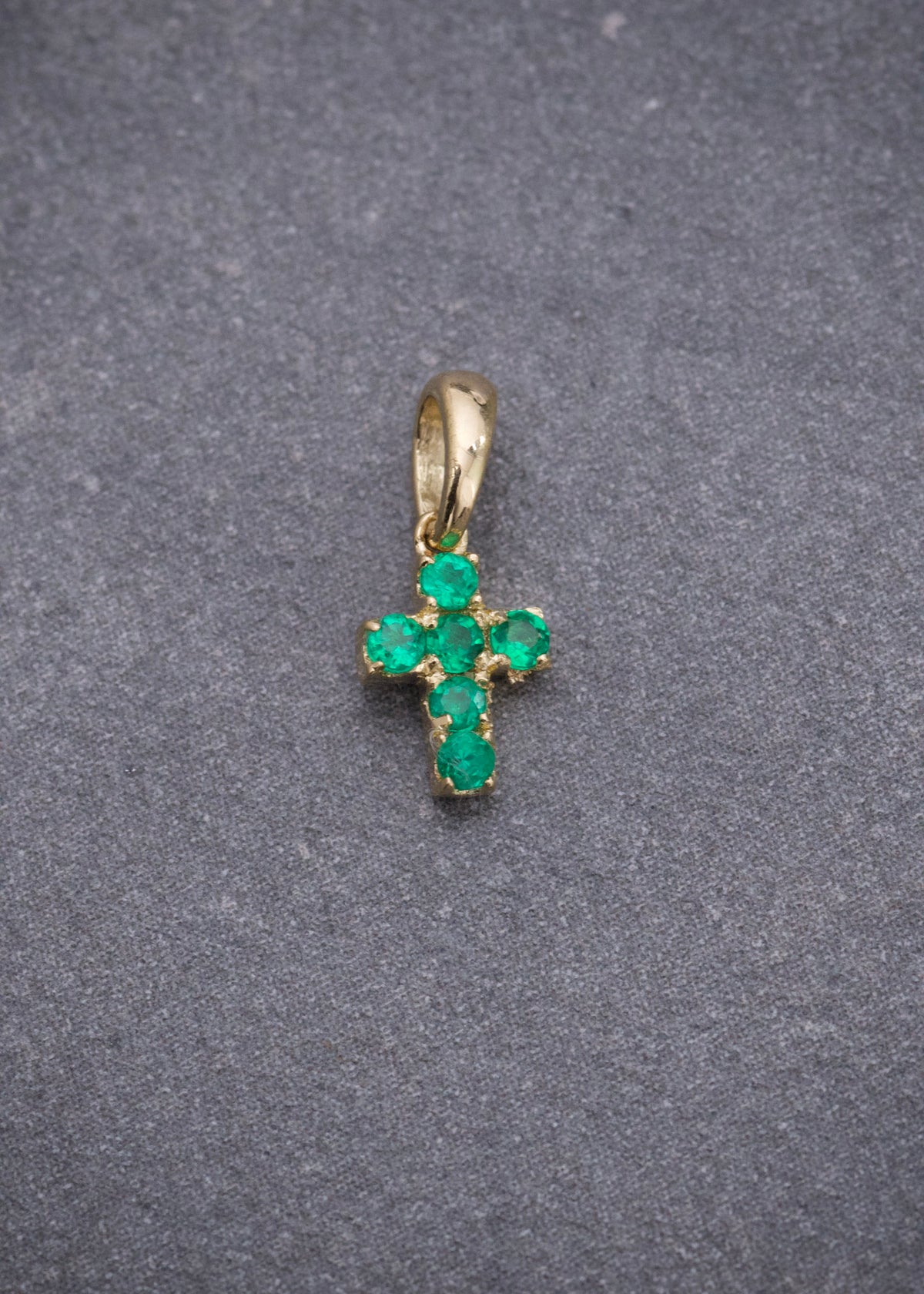 Dije Cruz con 9pts de Esmeralda 0.4gr / 1cm / 4.9mm — Oro Amarillo