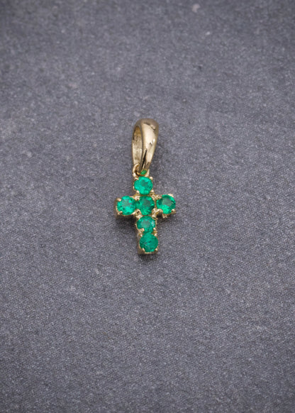 Dije Cruz con 9pts de Esmeralda 0.4gr / 1cm / 4.9mm — Oro Amarillo