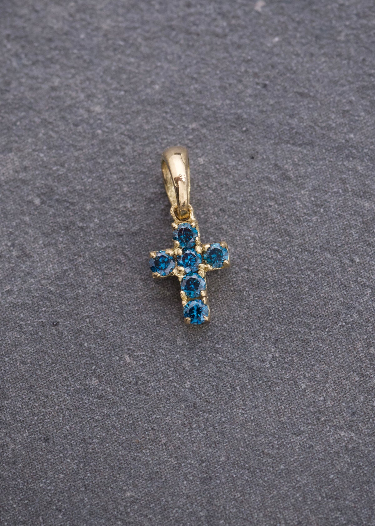 Dije Cruz con 9pts de Diamante Azul 0.4gr / 1cm / 4.9mm — Oro Amarillo