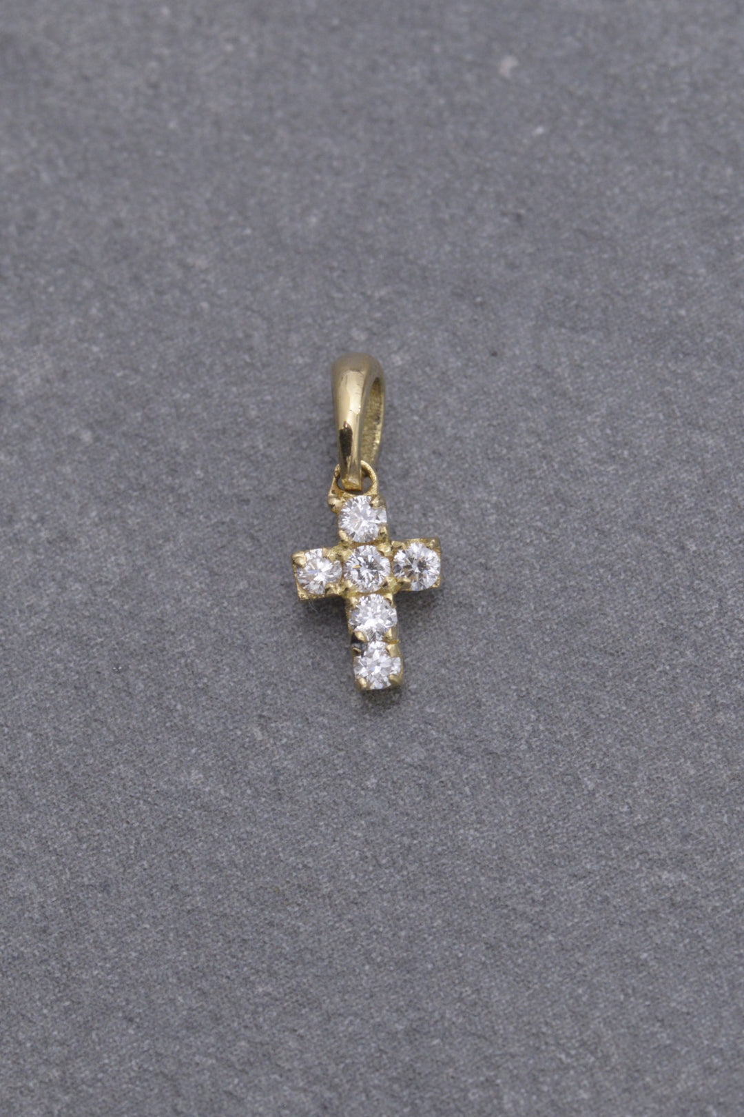 Dije Cruz con 9pts de Diamantes 0.4gr / 1cm / 4.8mm — Oro Amarillo