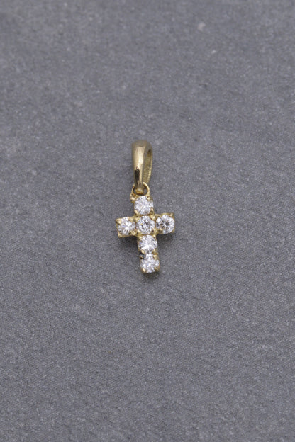 Dije Cruz con 9pts de Diamantes 0.4gr / 1cm / 4.9mm — Oro Amarillo