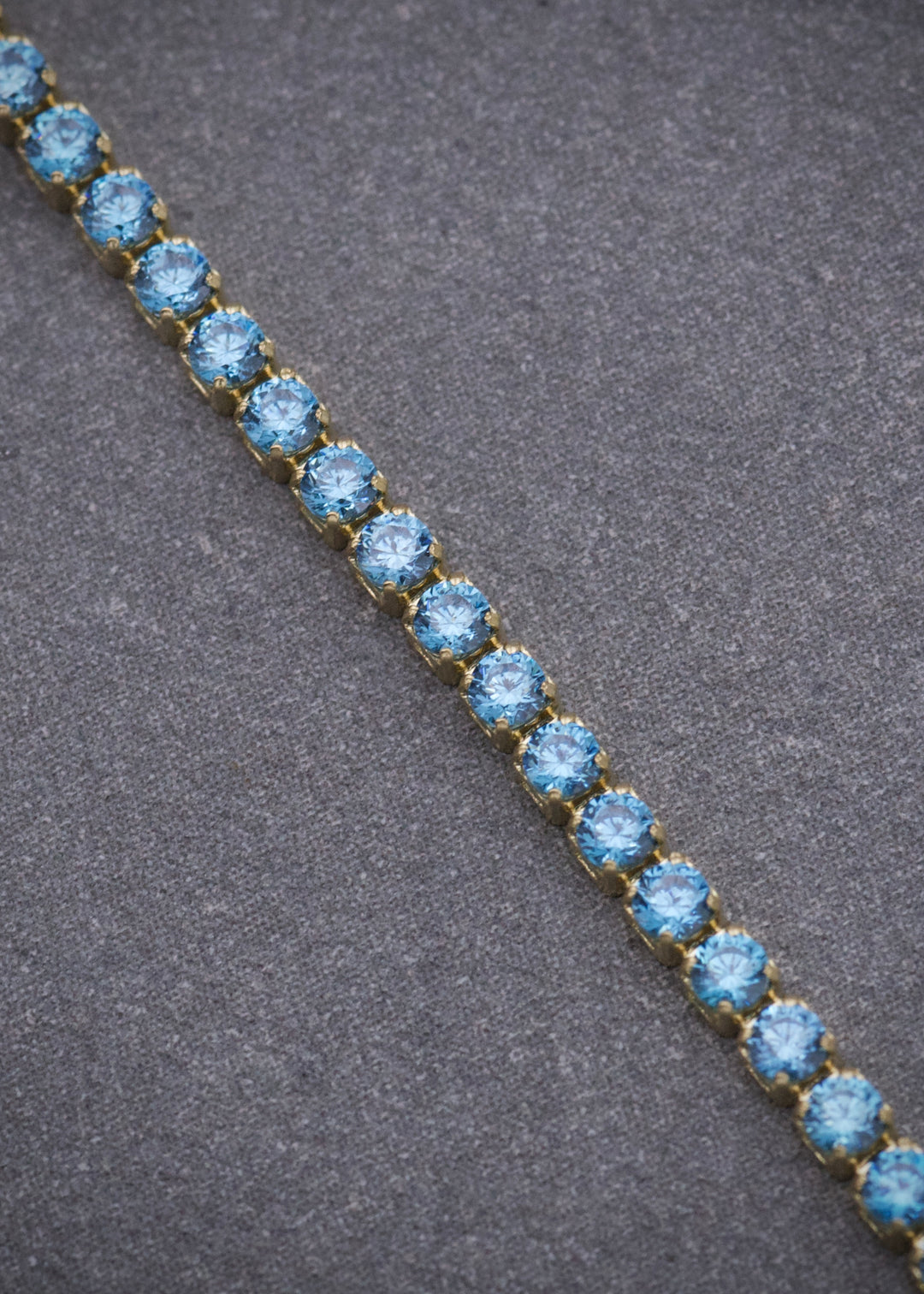 Pulso Tenis con Swarovski Azul 2.7gr / 19cm / 1.8mm — Oro Amarillo