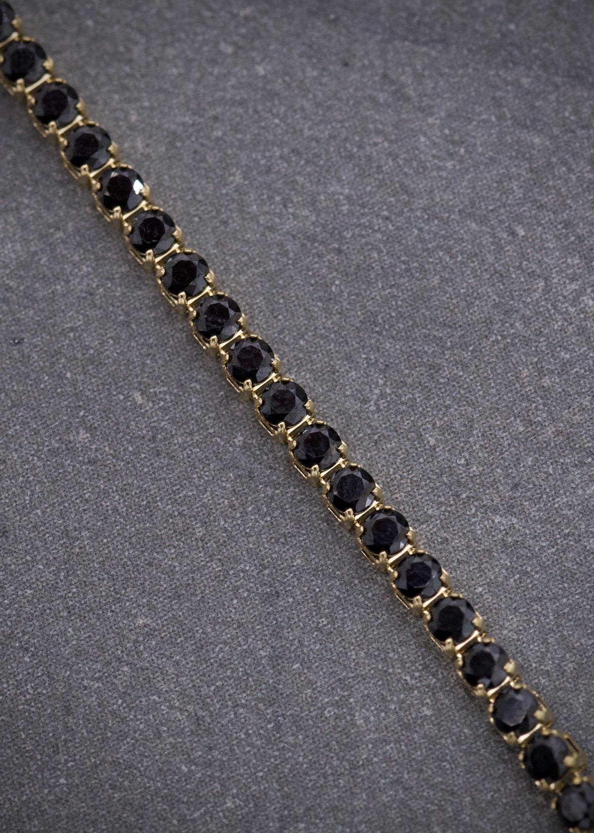 Pulso Tenis con Swarovski Negro 2.75gr / 18cm / 1.8mm — Oro Amarillo
