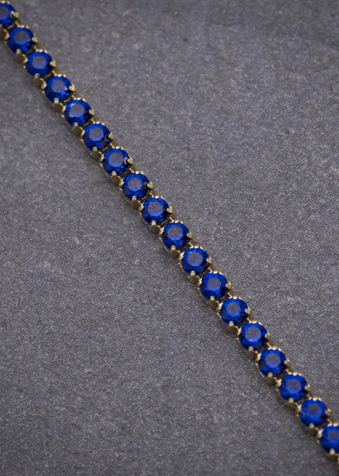 Pulso Tenis con Swarovski Azul 2.2gr / 19cm / 1.8mm — Oro Amarillo