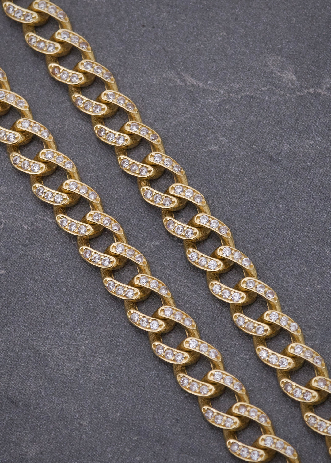 Cadena Cubana con Swarovski Blanco 25.1gr / 50cm / 5.9mm — Oro Amarillo