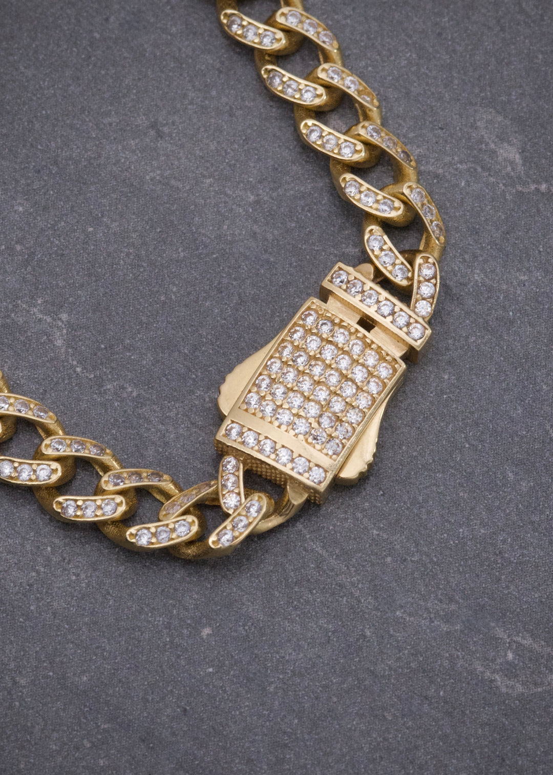 Cadena Cubana con Swarovski Blanco 25.1gr / 50cm / 5.9mm — Oro Amarillo