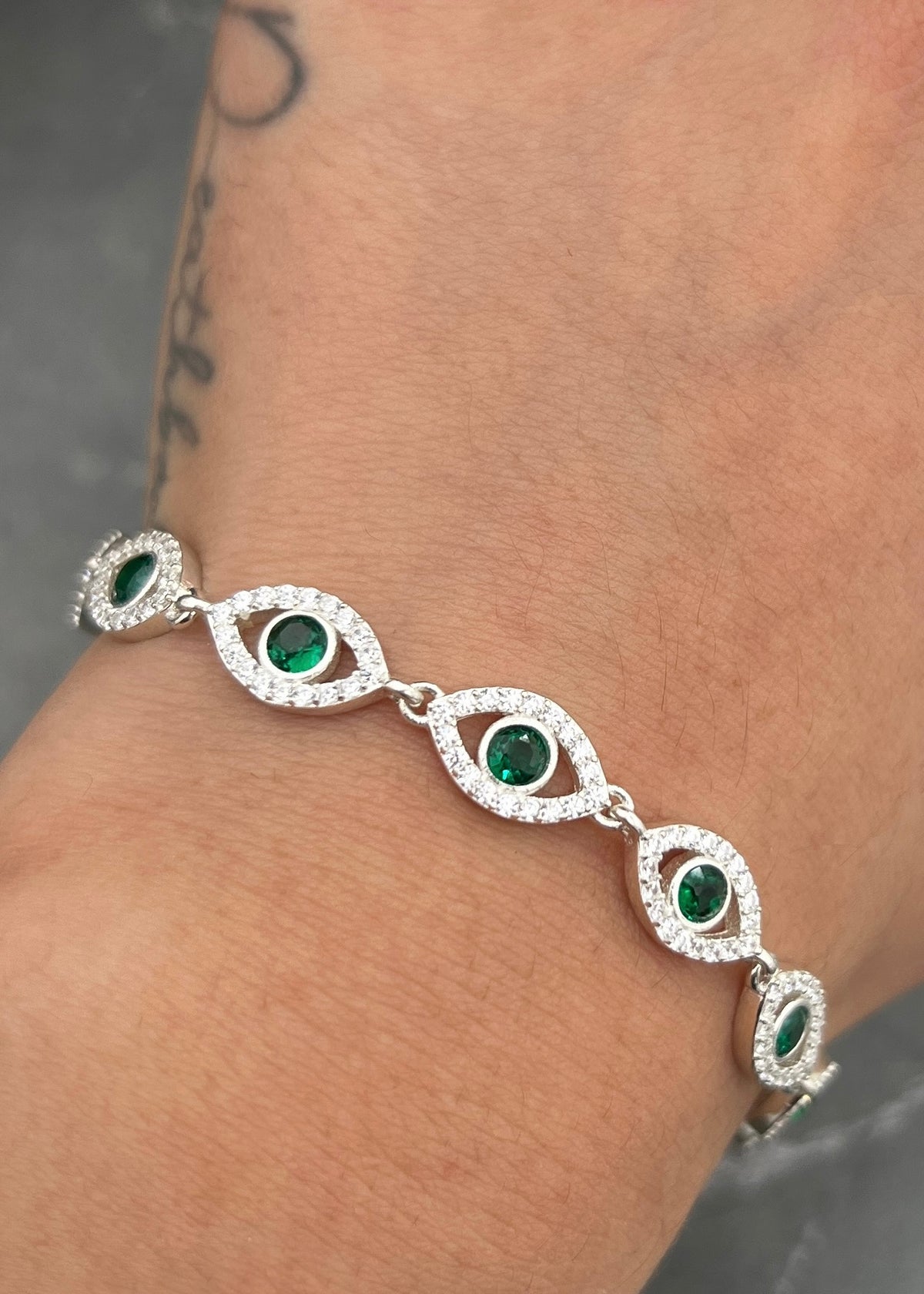 Pulso Ojo Turco con Swarovski Verde y Blanco 10.15gr / 17cm / 7.4mm — Plata 925