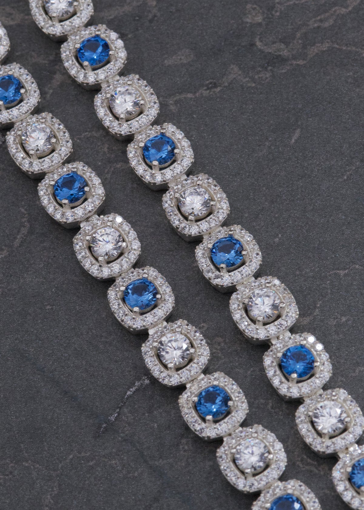 Cadena Tenis con Swarovski Azul y Blanco 63.65gr / 55cm / 7.7mm — Plata 925