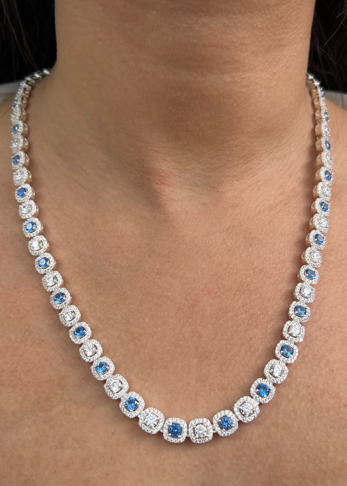 Cadena Tenis con Swarovski Azul y Blanco 63.65gr / 55cm / 7.7mm — Plata 925