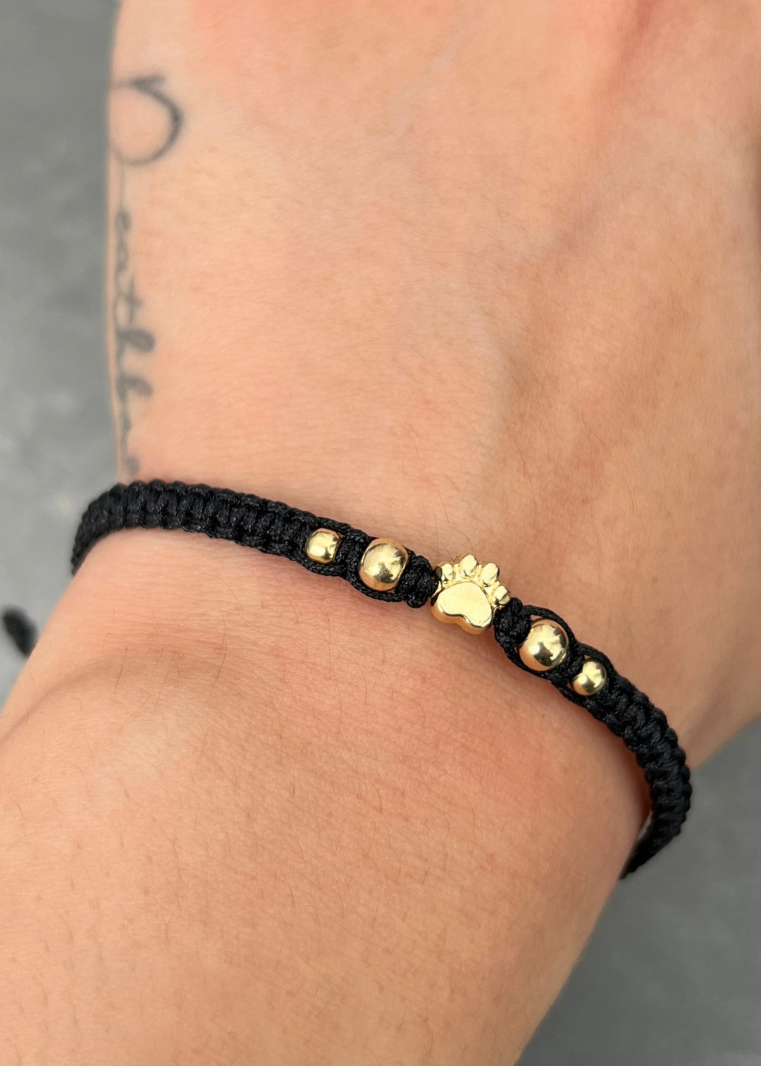 Pulsera en Hilo Negro con Herraje Huella 0.5gr — Oro Amarillo